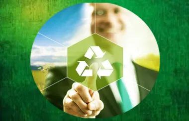 Símbolo de reciclaje sobre un paisaje verde, señalado por una mano