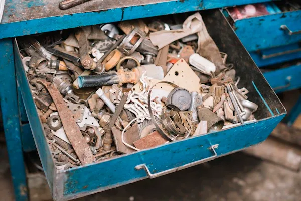 Cajón de taller lleno de piezas metálicas para reciclar