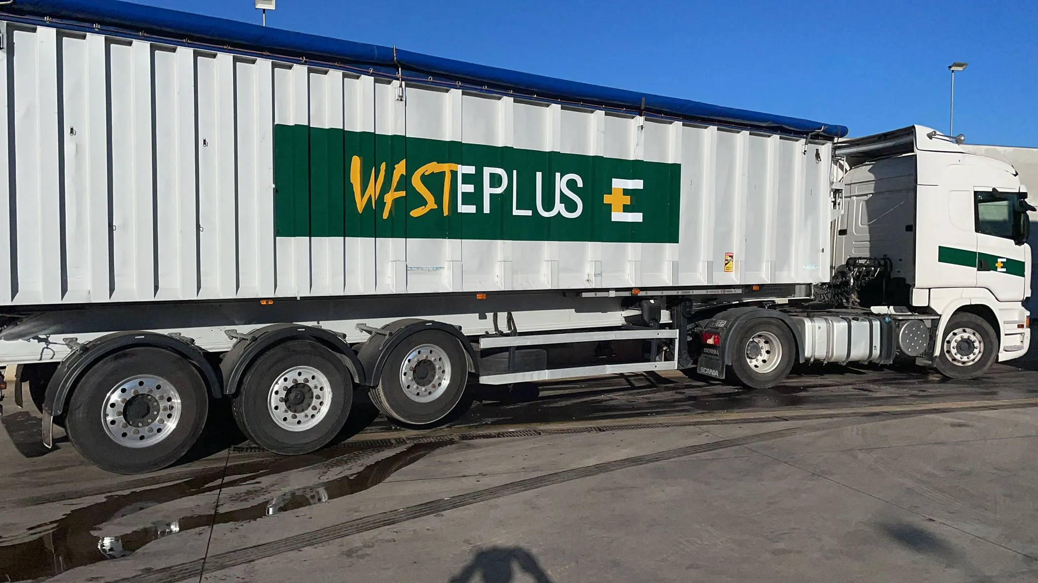 Tráiler Scania con el logotipo de WAST EPLUS